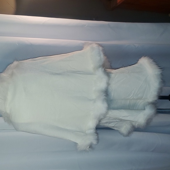 NWT poncho with faux fur detail 😍 - Picture 6 of 6